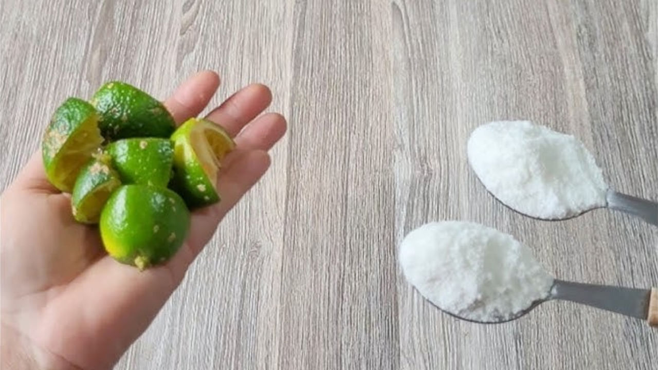 నిమ్మతొక్కలు: కూరగాయలు, ఆహార పదార్థాలు, పువ్వులు చాలా త్వరగా కుళ్లిపోతూ ఉంటాయి. వీటి వలన ఫ్రిజ్ మొత్తం చెడు వాసన వస్తుంది. ఇలా రాకుండా ఒక చిన్న ప్లేట్ లేదా గిన్నె తీసుకోండి. అందులో నిమ్మ తొక్కలు, ఉప్పు, బేకింగ్ సోడా వేసి పెట్టండి. ఇది డియోడరైజర్‌గా పని చేస్తుంది. ఇది ఫ్రిజ్‌లో ఏదో ఒక చోట పెట్టండి. ఫ్రిజ్ నుంచి చెడు వాసన రాకుండా చేస్తుంది.