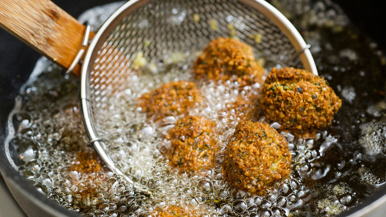 వేయించిన ఆహారాలు: మోకాళ్ల నొప్పులు ఉన్నవారు వేయించిన ఆహారాలు, ప్రాసెస్ చేసిన ఆహారాలకు కూడా దూరంగా ఉండాలి. వీటిల్లో బ్యాడ్ కొలెస్ట్రాల్ లెవల్స్ ఎక్కువగా ఉంటాయి. ఇవి మోకాళ్లు, కీళ్ల వాపులకు గురి చేస్తాయి. నొప్పులు కూడా మరింత రెట్టింపు అవుతాయి.