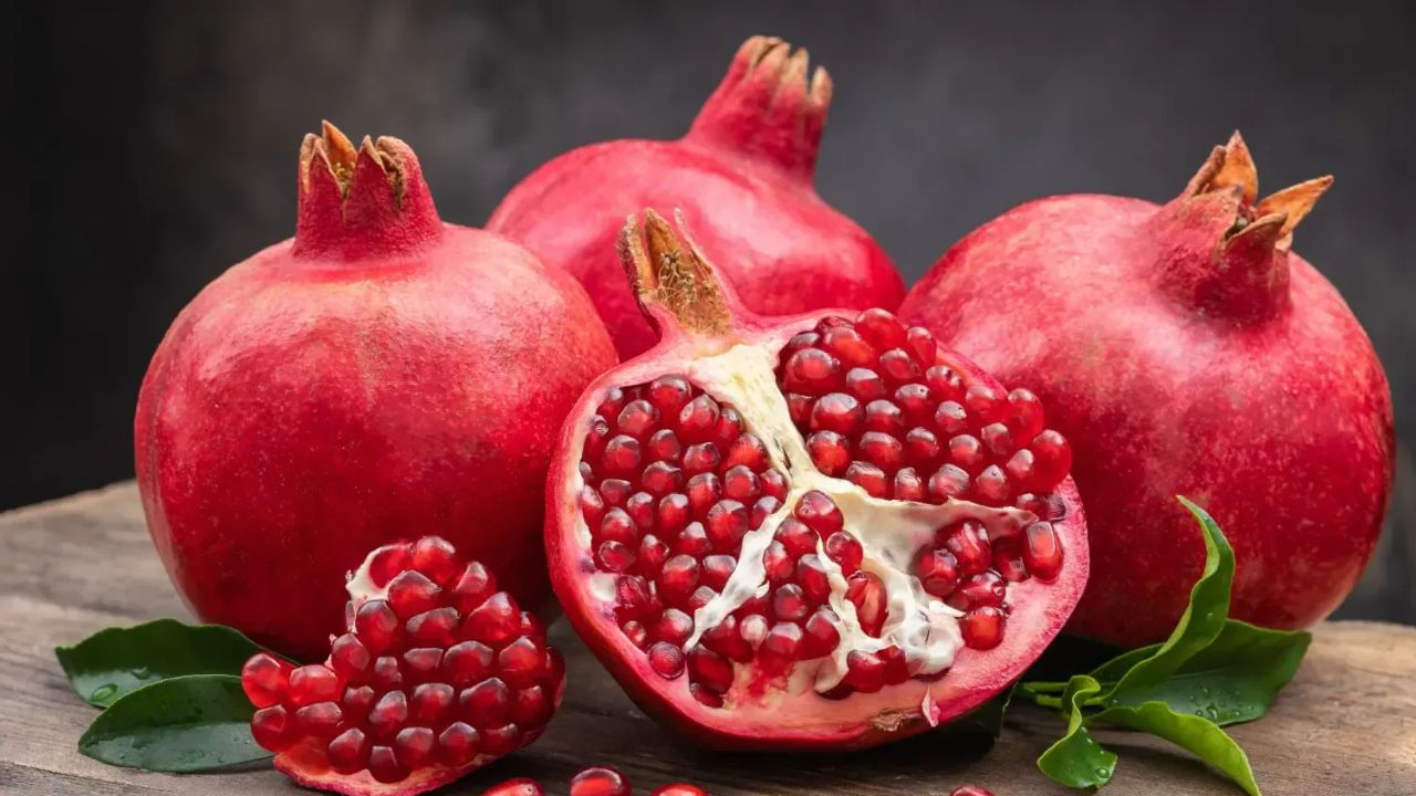 దానిమ్మ : దానిమ్మ పండులో పాలీఫెనాల్స్, యాంటీ ఆక్సిడెంట్స్ పుష్కలంగా ఉంటాయి. అందువలన ఇవి రక్త ప్రవాహాన్ని మెరుగు పరిచి, గుండెకు చాలా మేలు చేస్తాయి.