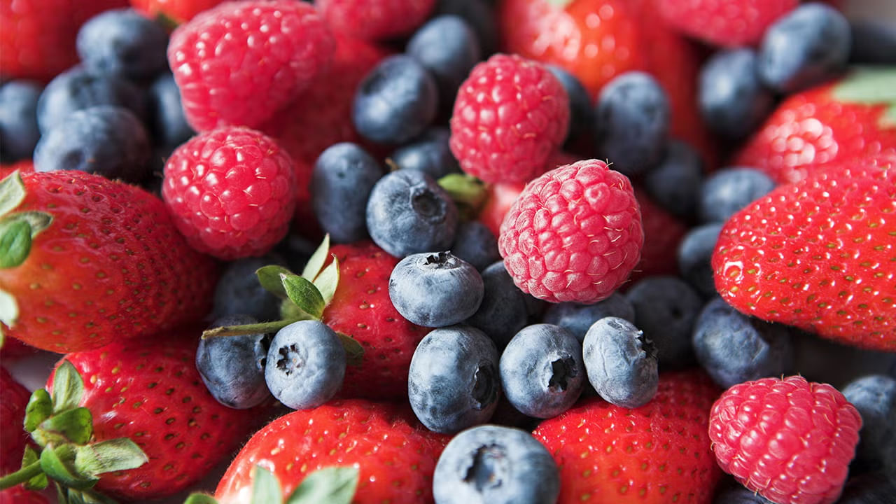 బెర్రీస్ : బెర్రీస్ తినడం వలన చాలా ఆరోగ్య ప్రయోజనాలు ఉన్నాయంట. ఇందులో యాంటీ ఆక్సిడెంట్స్ పుష్కలంగా ఉంటాయి. అందువలన వీటిని ప్రతి రోజూ తినడం వలన గుండె జబ్బుల ప్రమాదం తగ్గుతుందని చెబుతున్నారు ఆరోగ్య నిపుణులు.