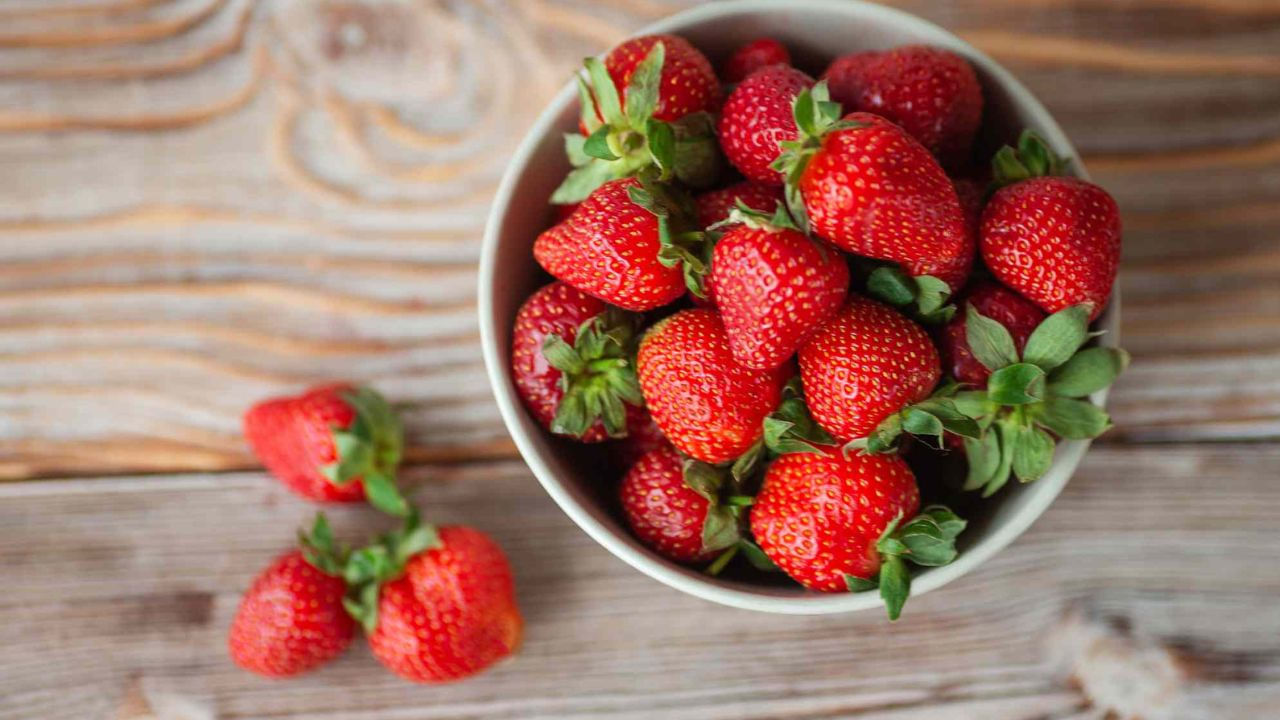 పుచ్చకాయ, స్ట్రాబెర్రీస్ : పుచ్చకాయను శీతాకాలంలో తీసుకోవడం వలన అనేక సమస్యలు వస్తాయంట. అలాగే స్ట్రాబెర్రీస్‌ను శీతాకాలంలో తీసుకోవడం వలన ఇవి అలెర్జీ, దగ్గు, గొంతు నొప్పి సమస్యలను తీసుకొస్తాయంటున్నారు ఆరోగ్య నిపుణులు.