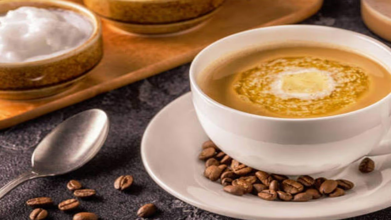 కాఫీలో యాంటీఆక్సిడెంట్లు ఉన్నట్లే, నెయ్యిలో యాంటీ ఇన్ఫ్లమేటరీ లక్షణాలు ఉంటాయి. కలిపితే ఆర్థరైటిస్, కీళ్ల నొప్పులు వంటి సమస్యల నుండి ఉపశమనం లభిస్తుంది. ఉదయాన్నే నెయ్యి కలిపిన కాఫీ తాగితే శరీరానికి పోషకాలు అందడం, బరువు తగ్గడం సహా మరెన్నో బెనెఫిట్స్ ఉంటాయి.