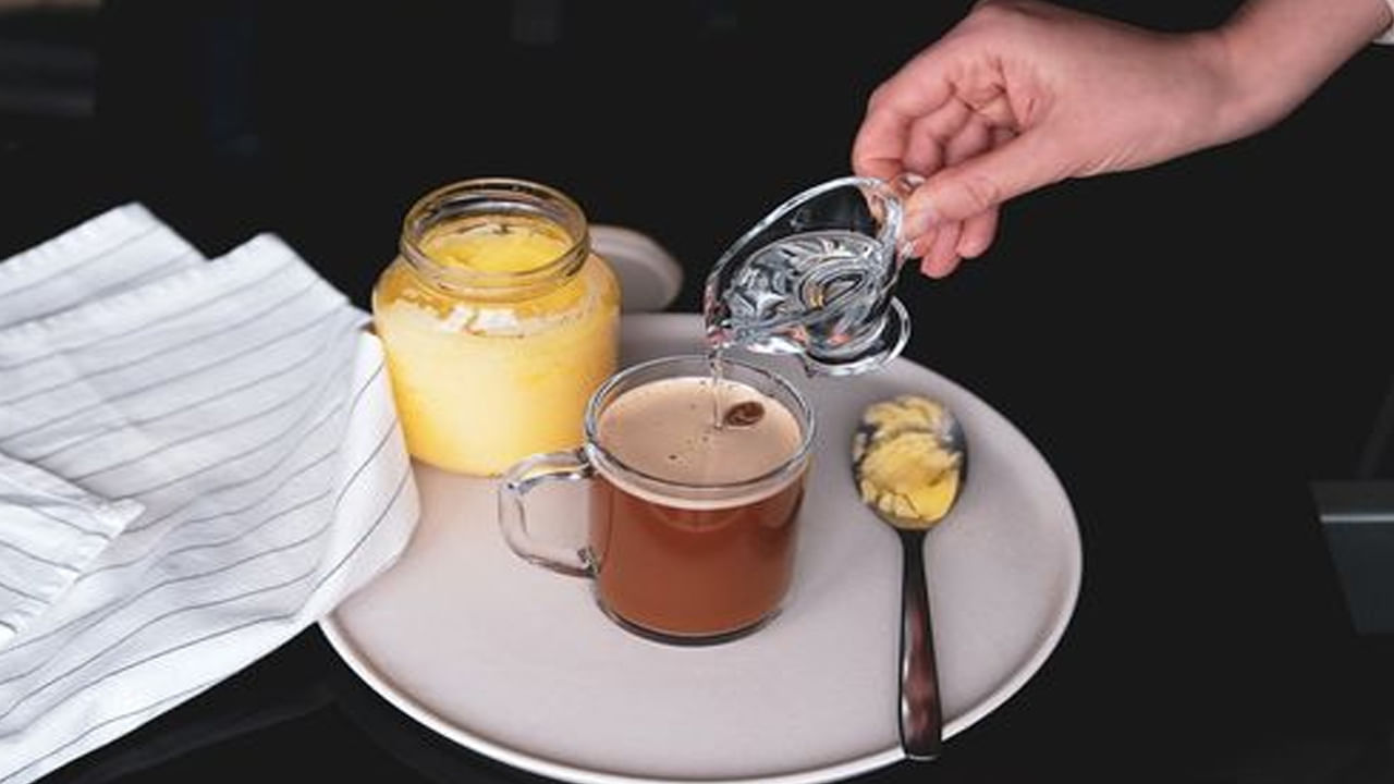 నెయ్యిలో ఉండే కొవ్వులు జీర్ణక్రియను ఉత్తేజపరుస్తాయి. శక్తిని అందిస్తాయి. నెయ్యి కాఫీ జీర్ణక్రియను, ప్రేగుల ఆరోగ్యాన్ని కాపాడుతుంది. కాఫీలోని యాంటీఆక్సిడెంట్లు మెదడు కణాలను దెబ్బతినకుండా కాపాడతాయి. అంతే కాదు, ఒత్తిడిని కూడా తగ్గిస్తాయి. దేశీ నెయ్యిలో ఒమేగా-3 కొవ్వు ఆమ్లాలు పుష్కలంగా ఉంటాయి. ఇవి ఆరోగ్యకరమైన బరువు తగ్గడం, మెదడు అభివృద్ధిలో ముఖ్యమైన పాత్ర పోషిస్తాయి.