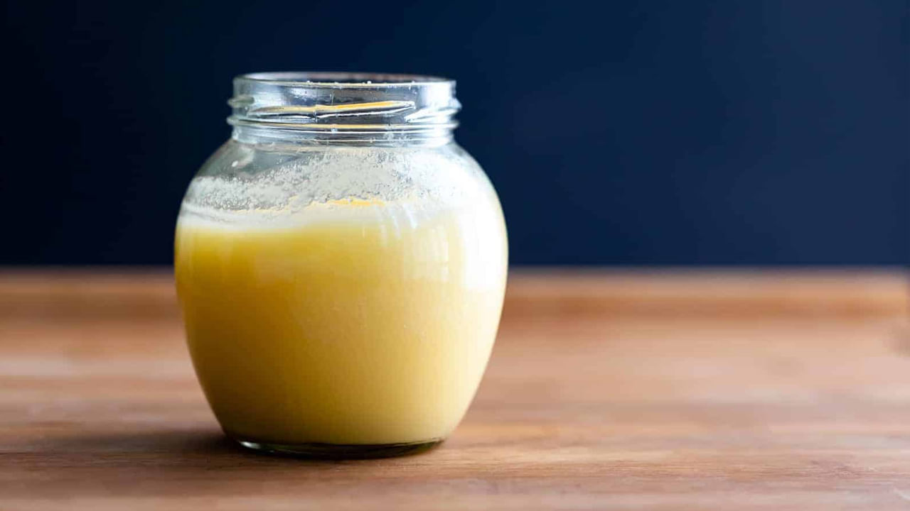 కొందరు నెయ్యిలో వంట నూనె కలుపుతారు. మీరు వినియోగించే నెయ్యిలో నూనె కలిసిందో లేదో తెలుసుకోవాలంటే నెయ్యి వేడి చేసి ఫ్రిజ్ లో పెడితే రెండు పొరలుగా ఏర్పడితే అది కల్తీ. నెయ్యి, ఇతర నూనె వేర్వేరు పొరలుగా ఉంటే కల్తీ నెయ్యిగా అర్ధం చేసుకోవాలి.