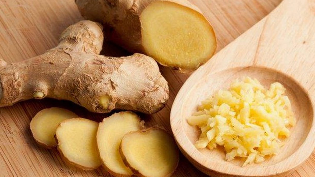 అల్లం మంచిదే అయినప్పటికీ కొంత మందికి అలెర్జీలను తీసుకొస్తుంది. అందువలన అలెర్జీ సమస్యలతో బాధపడే వారు కూడా అల్లం అస్సలే ఎక్కువగా తీసుకోకూడదంట. వీరు అల్లం అతిగా తీసుకోవడం వలన దురద, దద్దర్లు రావడం వంటి సమస్యలతో బాధపడాల్సి వస్తుందంట.