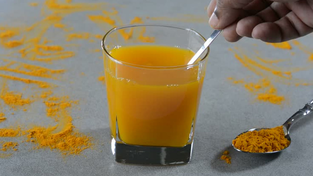 పసుపులో ఎన్ని ఔషధ గుణాలు ఉంటాయో ప్రత్యేకంగా చెప్పాల్సిన పనిలేదు. అందుకే పసుపును కచ్చితంగా ఆహారంలో భాగం చేసుకుంటుంటాం. ప్రతీ కూరలో కచ్చితంగా పసుపు వేయాల్సిందే. పసుపులో యాంటీ బ్యాక్టీరియల్‌, యాంటీ వైరల్ గుణాలు పుష్కలంగా ఉంటాయి. అందుకే దెబ్బ తగిలిన వెంటనే పెద్దలు పసుపు రాయమని సలహాలిస్తుంటారు. ఇంతటి మేలు చేసే పసుపును రోజూ ఉదయం పరగడుపు తీసుకుంటే ఎంతో మేలు జరుగుతుందని నిపుణులు చెబుతున్నారు.