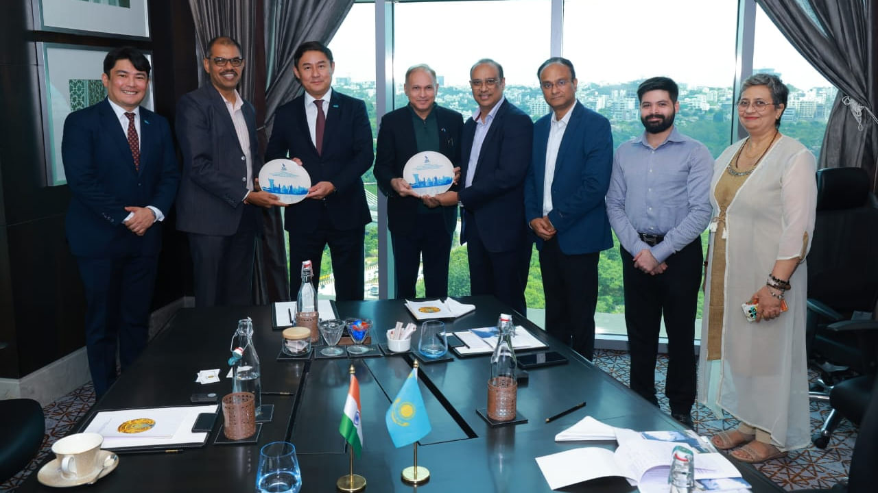కజకిస్తాన్ రిపబ్లిక్ రాయబారిని సత్కరించిన హైదరాబాద్‌ GMR ఏరో ఎంటర్‌ప్రైజ్