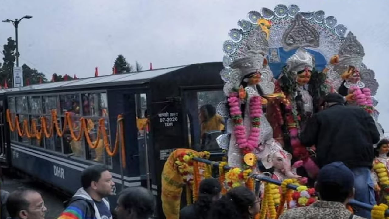 భలే ఉందిగా.! టాయ్ ట్రైన్‌లో అమ్మవారి ఊరేగింపు, నిమజ్జనం.. వీడియో చూస్తే ఆశ్చర్యపోతారు