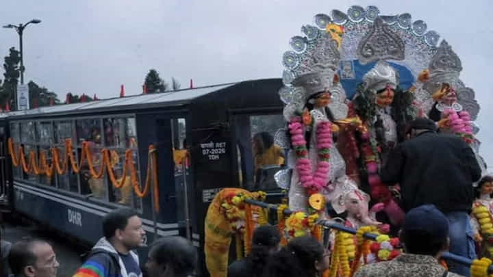 భలే ఉందిగా.! టాయ్ ట్రైన్లో అమ్మవారి ఊరేగింపు, నిమజ్జనం.. వీడియో చూస్తే ఆశ్చర్యపోతారు భలే ఉందిగా.! టాయ్ ట్రైన్లో అమ్మవారి ఊరేగింపు, నిమజ్జనం.. వీడియో చూస్తే ఆశ్చర్యపోతారు