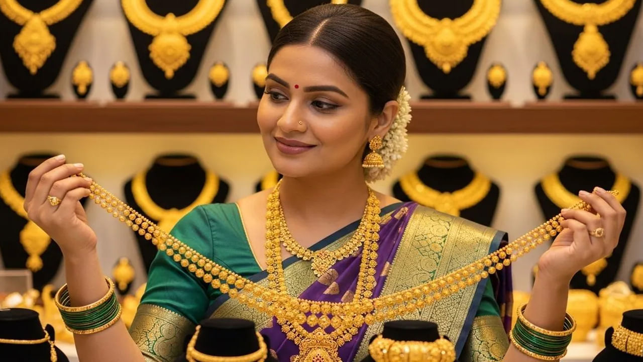 ఇక మన హైదరాబాద్, విజయవాడ మొదలైన ప్రాంతాల్లో 10 గ్రాముల 24 క్యారెట్ల గోల్డ్ రేటు రూ. 2340 తగ్గి.. రూ. 1,23,280 వద్ద ఉండగా.. 22 క్యారెట్ల రేటు రూ. 2150 రూపాయలు తగ్గి రూ. 1,13,000 వద్దకు చేరింది. ఇదే ధరలు బెంగళూరు, ముంబై నగరాల్లో కూడా కొనసాగుతాయి.