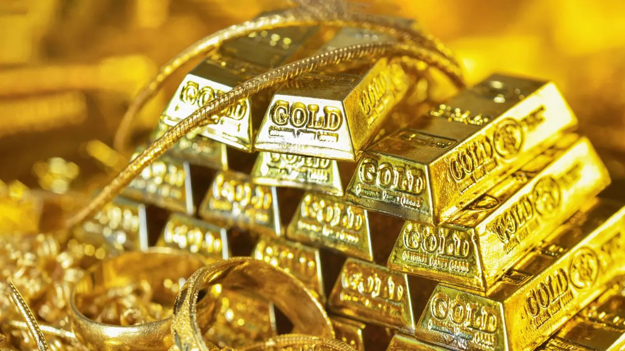Gold Price Today: గోల్డ్ లవర్స్ ఎగిరిగంతేసే వార్త.. ఒక్క రోజులోనే భారీగా తగ్గిన ధర.. తులం ఎంతంటే.?