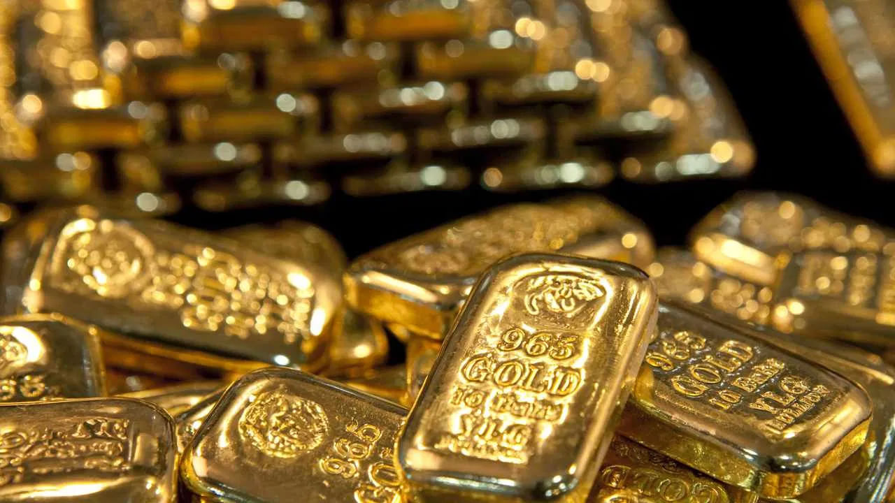 ప్రముఖ నగరాల్లో బంగారం, వెండి ధరలు ఎలా ఉన్నాయంటే.. హైదరాబాద్లో 24 క్యారెట్ల బంగారం ధర రూ.1,19,390ఉండగా.. 22 క్యారెట్ల ధర రూ.1,09,440 లుగా ఉంది. ఇక వెండి కొనుగోలు చేసే వారికి మాత్రం గుడ్ న్యూస్ అని చెప్పాలి. నేడు సిల్వర్ ధర స్వల్పంగా తగ్గింది. మార్కెట్లో కేజీ వెండి రూ.1,64,900గా ఉంది.