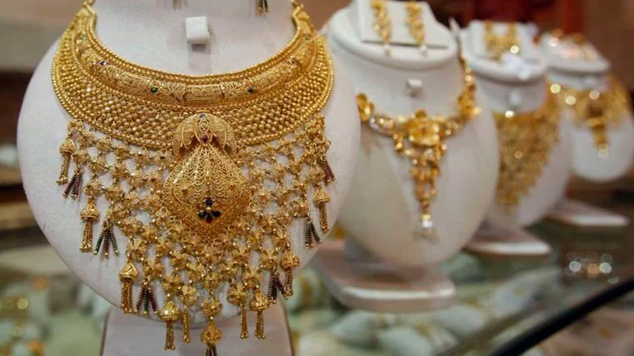 గోల్డ్ మ్యూచువల్ ఫండ్స్.. డీమ్యాట్ ఖాతా తెరవకూడదనుకునే వారికి, గోల్డ్ మ్యూచువల్ ఫండ్స్ ఉత్తమ ఎంపిక. ఈ ఫండ్స్ గోల్డ్ ఇటిఎఫ్‌లలో పెట్టుబడి పెడతాయి. ఈ "ఫండ్-ఆఫ్-ఫండ్" నిర్మాణం ప్రొఫెషనల్ మేనేజ్‌మెంట్‌ను అందిస్తుంది, ఇతర మ్యూచువల్ ఫండ్ లాగానే SIP (సిస్టమాటిక్ ఇన్వెస్ట్‌మెంట్ ప్లాన్) ద్వారా క్రమపద్ధతిలో పెట్టుబడి పెట్టడానికి మిమ్మల్ని అనుమతిస్తుంది. గోల్డ్ ఇటిఎఫ్‌లతో పోలిస్తే దీనికి కొంచెం ఎక్కువ ఖర్చు నిష్పత్తి ఉన్నప్పటికీ, ఈ సౌలభ్యం చాలా మంది పెట్టుబడిదారులకు విలువైనదిగా చేస్తుంది.