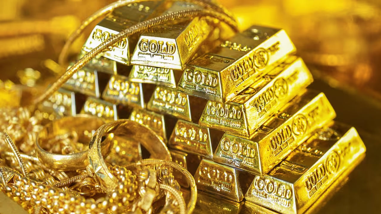 ముఖ్యంగా సోమవారం ఒక్కరోజే బంగారం ధర రూ.2వేలకు పైగా తగ్గడానికి ప్రధాన కారణం అమెరికా అధ్యక్షుడు డోనాల్డ్ ట్రంప్ అనే చెప్పవచ్చు. ఎందుకంటే అమెరికా- చైనా వాణిజ్య ఒప్పందానికి కొలిక్క వస్తున్నాయని.. త్వరలోనే చైనా అధ్యక్షుడితో సమావేశం అవుతానని ఇటీవలే ట్రంప్ ప్రకటించాడు. ఈ ప్రకటనతో అంతర్జాతీయ మార్కెట్లో గోల్డ్ రేట్స్ భారీగా పడిపోయాయి. అదే సమయంలో డాలర్ పుంజుకోవడం ప్రారంభించింది.