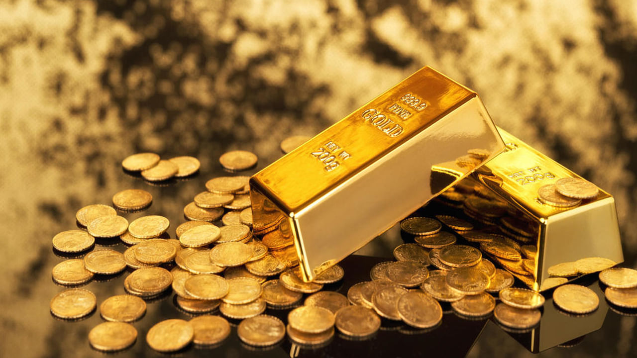  చాలా మంది బంగారంపై ఇన్వెష్ట్ చేయాలనుకున్నప్పుడు ఎక్కువగా ఆభరణాలను కొంటూ ఉంటారు. ఇలా బంగారు ఆభరణాలను కొనుగోలు చేస్తే, మీరు 5 నుండి 30 శాతం మేకింగ్ ఛార్జ్ చెల్లించాల్సి ఉంటుంది. కానీ మీరు బంగారు ఆభరణాలను మార్పిడి చేసినప్పుడు లేదా విక్రయించినప్పుడు ఈ మేకింగ్ ఛార్జ్ మొత్తాన్ని తిరిగి పొందలేరు.