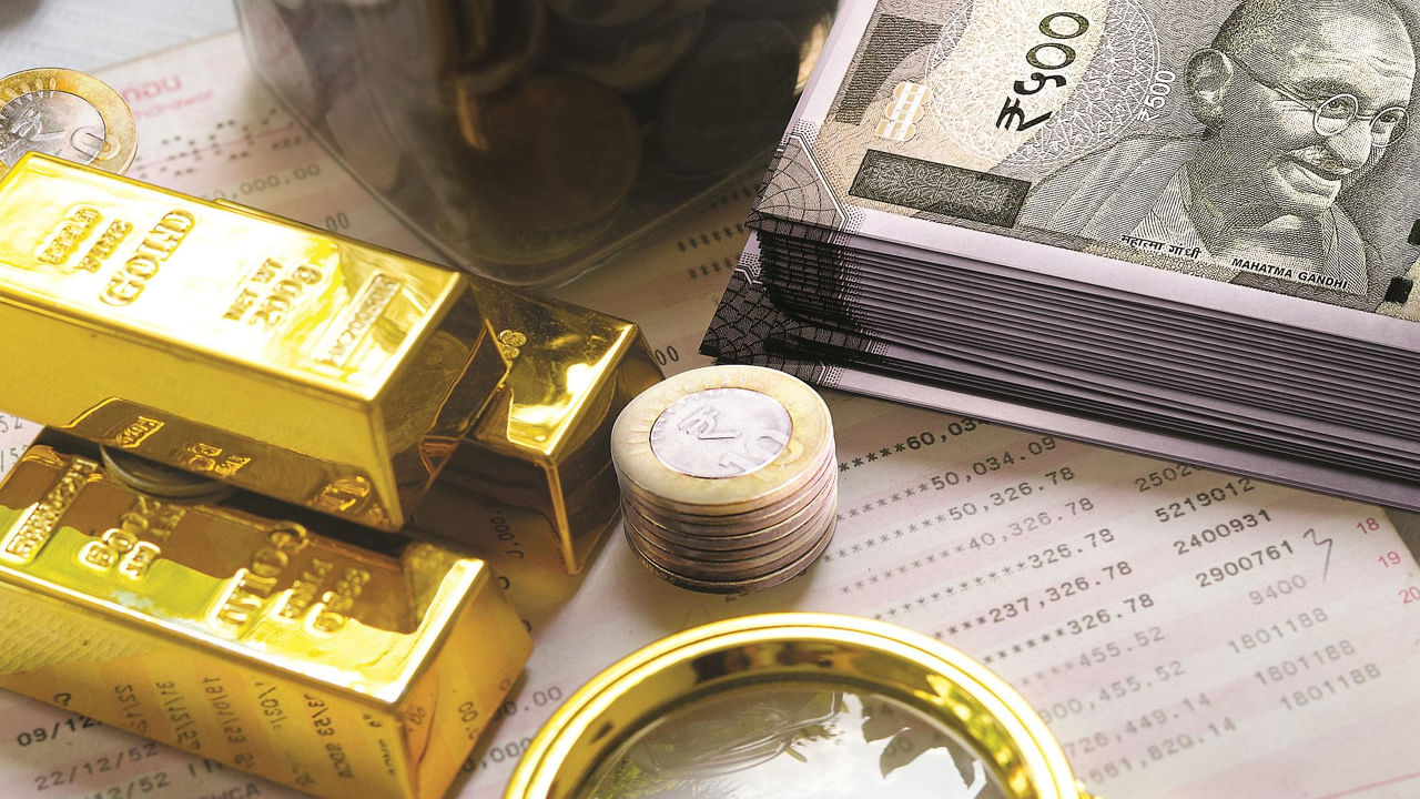 ఒక వేళ పండగకు ముంకు బంగారం లేదా డబ్బు గురించి కలలు వస్తే.. మీరు భవిష్యత్తులో సంపద, ఆర్థిక లాభాలు పొందుతారని అర్థం. ఇలాంటి కలలు ఆర్థిక పరిస్థితిలో మెరుగుదలను సూచిస్తాయి. అలాగే మీ జీవితంలో మీరు ఊహించని ప్రయోజనాలను పొందుతారు.