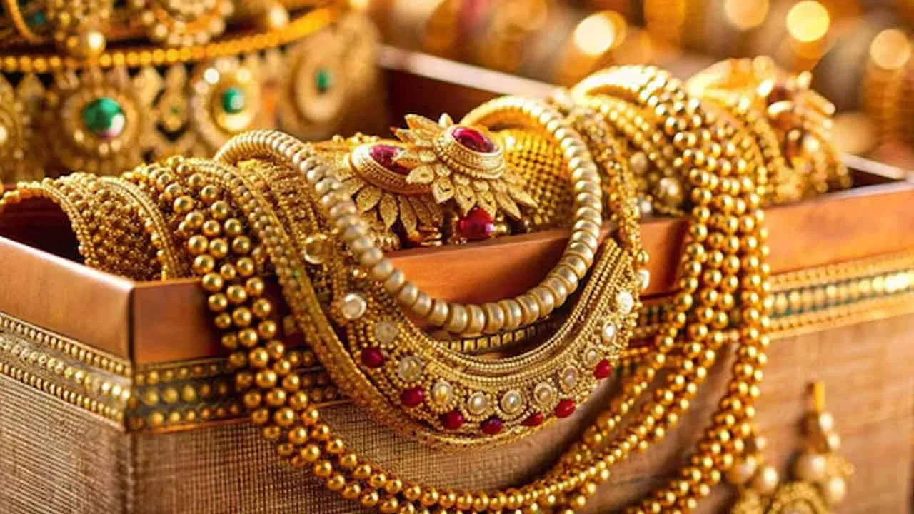 Gold Price Today: పసిడి ప్రియులకు స్వల్ప ఊరట.. తగ్గిన బంగారం ధరలు.. తులం ఎంతంటే.. – Telugu News | Gold Price Today: Gold and Silver Rate in Hyderabad, Delhi, Mumbai, Chennai and other cities on October 17