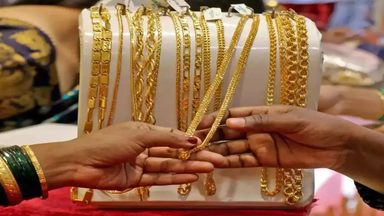 Gold Price Today: దిగి వస్తున్న బంగారం, వెండి ధరలు.. తెలుగు రాష్ట్రాల్లో ఎంతంటే..!