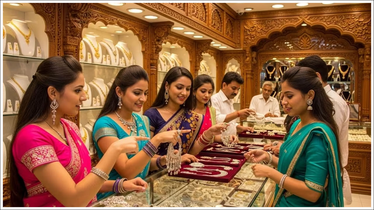 Gold Price: బంగారం ధరలు ఎప్పుడు ఎలా ఉంటాయో తెలియని పరిస్థితి. తగ్గినట్లే తగ్గి భారీ దెబ్బ కొడుతుంటుంది. గత నాలుగైదు రోజుల నుంచి తగ్గుముఖం పడుతున్నబంగారం, వెండి ధరలు.. ఉన్నట్టుండి బుధవారం భారీగా పెరిగింది. అక్టోబర్29వ తేదీన తులం బంగారంపై మళ్లీ ఏకంగా రూ.760 ఏగబాకింది. అదే వెండి ధరపై వెయ్యి రూపాయలు పెరిగింది.