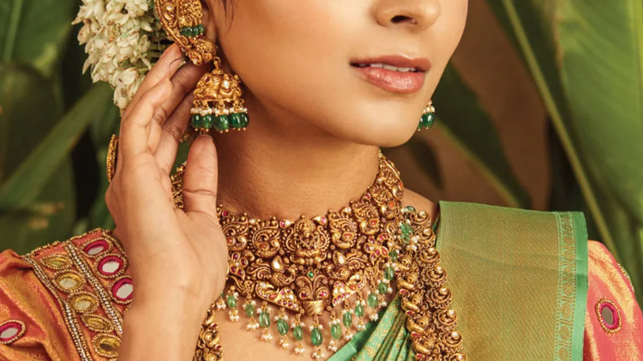 బంగారాన్ని అందరూ ఇష్టపడతారు. బంగారు ఆభరణాలు మహిళలకు మాత్రమే కాదు..  పురుషులకు కూడా ఇష్టమైన వస్తువులే. కొంతమంది అందం, విలాసం, అదృష్టం కోసం బంగారాన్ని ధరిస్తారు. భారతదేశంలోనే కాదు ప్రపంచవ్యాప్తంగా ప్రజలు బంగారు ఆభరణాలను ఇష్టపడతారు. సాధారణంగా బంగారం ఆధ్యాత్మిక శక్తులను ఆకర్షించే, దుష్టశక్తులను తరిమికొట్టే సామర్థ్యాన్ని కలిగి ఉంటుంది. చాలా మంది బంగారు ఆభరణాలను ఇష్టపడతారు.