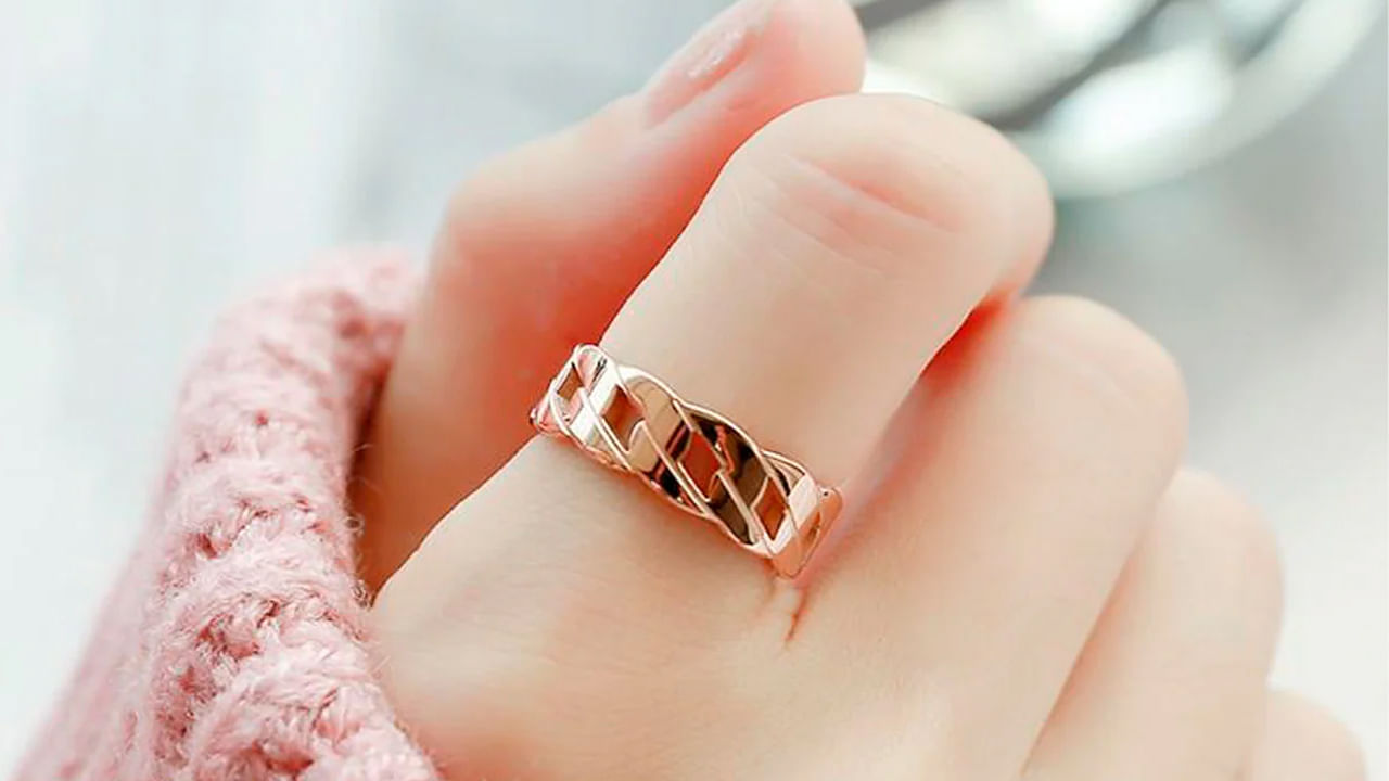 చూపుడు వేలుకు బంగారు ఉంగరం ధరించడం వల్ల ఆత్మవిశ్వాసం, నాయకత్వ సామర్థ్యాలు పెరుగుతాయని, ఇది కెరీర్, వ్యక్తిగత ప్రయత్నాలలో అదృష్టానికి దారితీస్తుందని భావిస్తారు.  పరధ్యానం, మానసిక అశాంతిని అనుభవిస్తుంటే చూపుడు వేలుకు బంగారాన్ని ధరించడం వల్ల అద్భుతాలు జరుగుతాయి.
