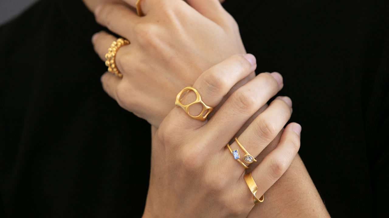 బంగారం అన్ని గ్రహాలతో సంబంధం కలిగి ఉన్నప్పటికీ.. జ్యోతిషశాస్త్రంలో ముఖ్యంగా గురు గ్రహంతో (బృహస్పతి) ముడిపడి ఉంటుంది. అలాగే సూర్యుడు వంటి శక్తివంతమైన గ్రహాలతో అనుబంధం కలిగి ఉంటుంది. కనుక గురు దోషం ఉన్నవారు , బలహీనమైన గురు బలం ఉన్నవారు బంగారాన్ని ఉపయోగించడం మంచిది. ఎవరైనా బంగారం ఇష్టం లేదని అంటున్నారంటే.. వారు చాలా దురదృష్టంతో బాధపడుతున్నారని అర్థం.

