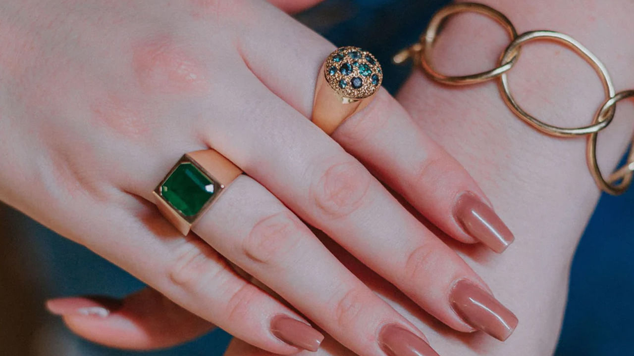 బంగారు ఉంగరాలను ధరించడం తరచుగా రెండు చేతుల ఉంగరపు వేలును అదృష్టంగా భావిస్తారు. అనేక సంప్రదాయాలలో ఈ వేలు సూర్యుడితో ముడిపడి ఉంటుంది. హృదయానికి ప్రత్యక్ష సంబంధం కలిగి ఉంటుందని నమ్ముతారు.
