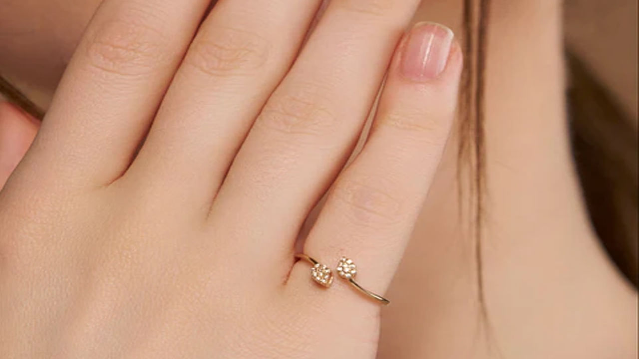 కొన్ని సంప్రదాయాలలో చిటికెన వేలు తెలివితేటలు, సంభాషణలతో ముడిపడి ఉంటుంది. ఈ వేలికి బంగారు ఉంగరం ధరించడం వల్ల అదృష్టం వస్తుందని భావిస్తారు. అంతేకాదు జలుబు లేదా దగ్గుతో బాధపడుతుంటే చిటికెన వేలికి గోల్డ్ రింగ్ ధరించడం వల్ల కోలుకుంటారు.
