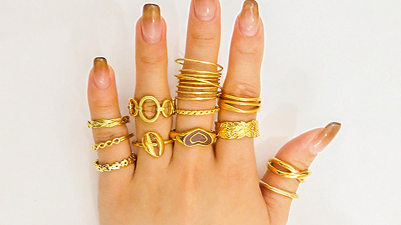 
ఉంగరపు వేలుకు బంగారు ఉంగరం ధరించడం వల్ల ఆధ్యాత్మిక శక్తులు ఆకర్షించబడతాయి. ఇది శాంతి, ఉత్సాహం, ఆనందం, ఆత్మవిశ్వాసాన్ని పెంచుతుంది. దుష్ట శక్తుల వల్ల కలిగే అడ్డంకులు తొలగిపోతాయి. ఆధ్యాత్మిక బలాన్ని పొందడానికి స్త్రీలు తమ ఎడమ చేతి ఉంగరపు వేలుకు, పురుషులు తమ కుడి చేతి ఉంగరపు వేలుకు బంగారు ఉంగరం ధరించడం ప్రయోజనకరం.

