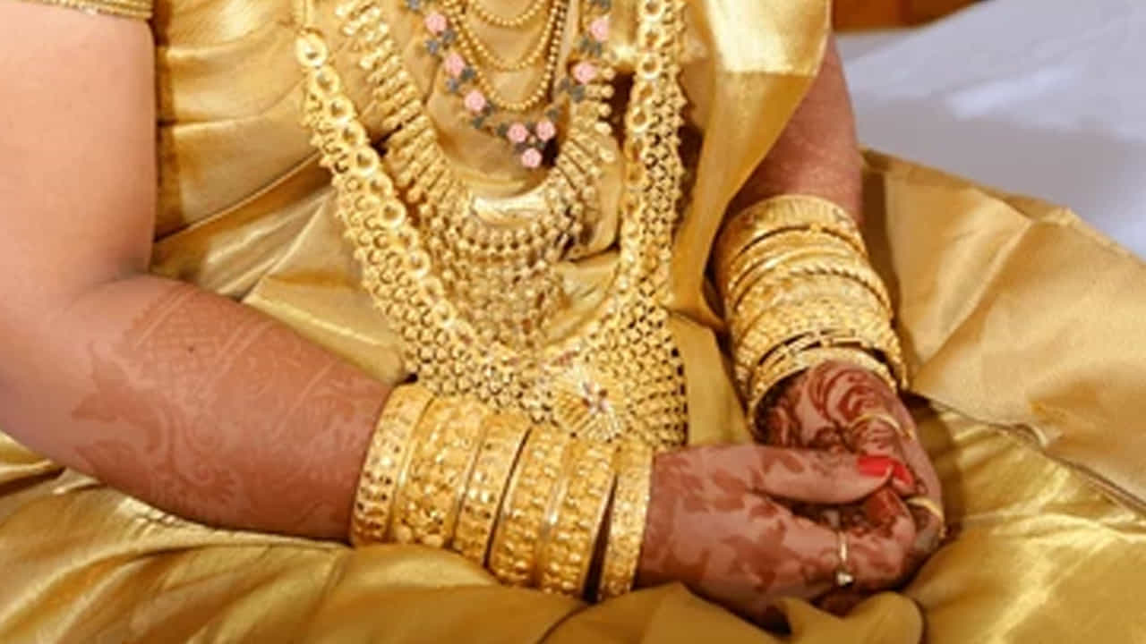 హిందువులు బంగారాన్ని లక్ష్మీదేవి అంశంగా భావిస్తారు. అందుకే ప్రతి శుభ సందర్భాలలో బంగారం ముఖ్యమైన స్థానాన్ని ఆక్రమిస్తుంది. బంగారం అందరికీ ఇష్టమైన ఆభరణం అయినప్పటికీ.. బంగారు నగలు అందరికీ సరిపోతాయో లేదో ఖచ్చితంగా తెలుసుకోవాలి. బంగారు నగలు చాలా మందికి అదృష్టాన్ని తెస్తాయి.. అదే సమయంలో కొంతమందికి బంగారం ధరించడం సమస్యలను కలిగిస్తుంది.