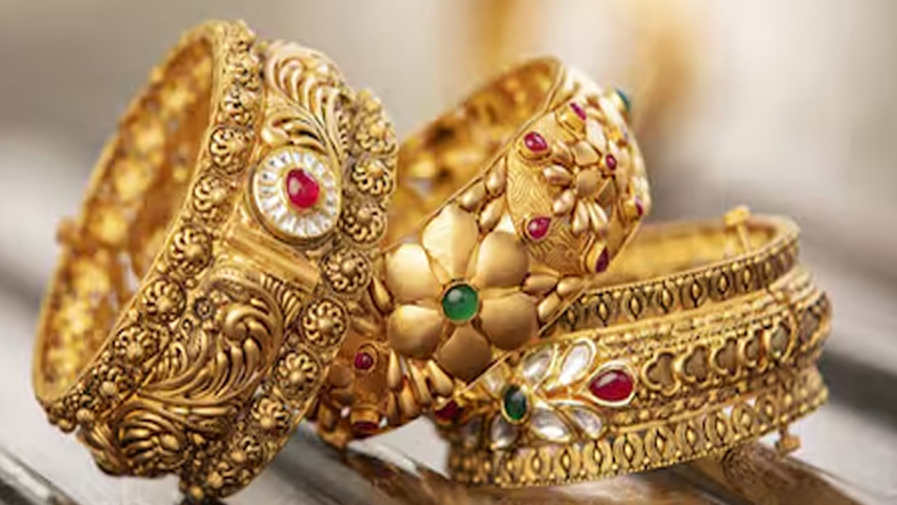 బంగారం కంటే ఎంత ఖరీదైన రాళ్ళు , లోహాలు ఉన్నా.. నేటికీ బంగారం డిమాండ్ తగ్గలేదు. భారతీయులు బంగారాన్ని కూడా గొప్ప పెట్టుబడిగా భావిస్తారు. ప్రజలు దీనిని శాంతి, ఆనందం, అదృష్టం , ఆధ్యాత్మిక శాంతి వంటి వివిధ కారణాల కోసం ఉపయోగిస్తారు. ఈ రోజు  బంగారు ఉంగరాలను వేలికి ధరించాలి? ప్రయోజనాలను గురించి తెలుసుకుందాం.. 
