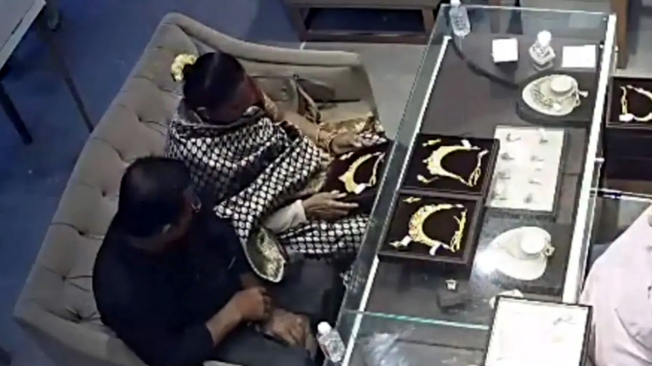 గోల్డ్‌ షాప్‌లో నెక్లెస్‌ కొట్టేసిన జంట