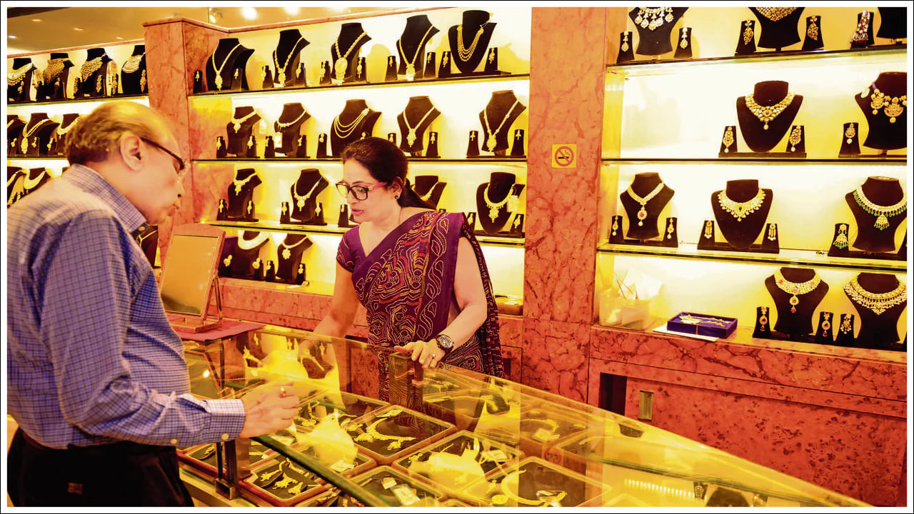 అయితే గుడ్ రిటర్న్ వెబ్సైట్ ప్రకారం..24 క్యారెట్ల 10 గ్రాముల పసిడిపై రూ.760 పెరుగగా, అదే 22 క్యారెట్ల 10 గ్రాములపై రూ.700 వరకు ఎగబాకింది. దేశీయంగా ధరలను పరిశీలిస్తే ప్రస్తుతం 24 క్యారెట్ల తులం బంగారం ధర రూ.1,21,580 వద్ద చేరుకుంది. ఇక 22 క్యారెట్ల 10 గ్రాముల ధర రూ.1,11,450 వద్ద ఉంది. ఇక కిలో వెండి ధర రూ. 1 లక్షా 52,000 వద్ద కొనసాగుతోంది. గత నాలుగైదు రోజు నుంచి పడిపోతున్న బంగారం, వెండి ధరలు ఒక్కసారిగా పైకి లేచాయి.