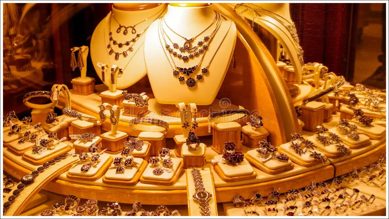 వెండి గురించి చెప్పాలంటే, ఢిల్లీలో వరుసగా రెండు రోజుల్లో కిలోకు రూ.4100 తగ్గింది. మూడు రోజుల స్థిరత్వానికి ముందు వరుసగా నాలుగు రోజుల్లో కిలోకు రూ.17 వేలు తగ్గింది. నేడు వెయ్యి రూపాయలు పెరిగింది.