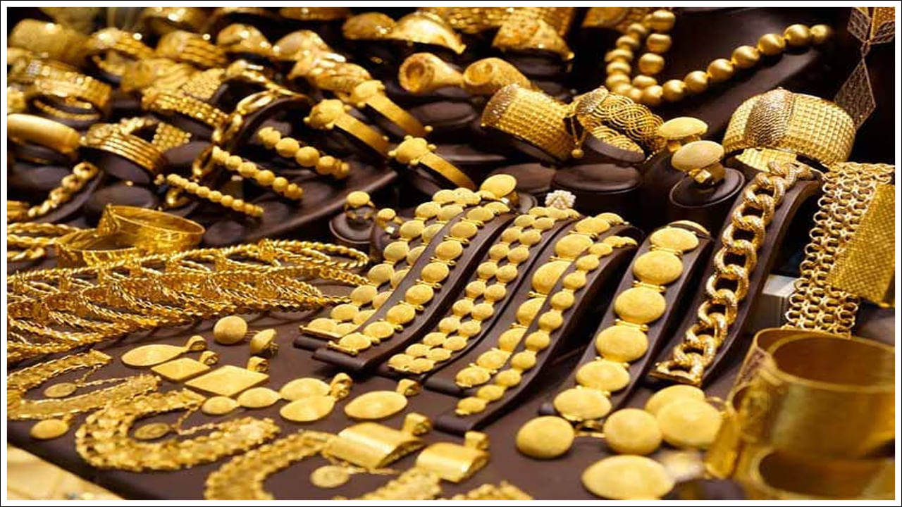 బంగారం కొనేటప్పుడు ఈ విషయాలను గుర్తుంచుకోండి: బంగారు ఆభరణాలను కొనేటప్పుడు నాణ్యతను విస్మరించవద్దు. హాల్మార్క్ను తనిఖీ చేసిన తర్వాత మాత్రమే ఆభరణాలను కొనండి. ఇది ప్రభుత్వం బంగారంపై హామీ ఇస్తుంది. భారతదేశపు ఏకైక ఏజెన్సీ అయిన బ్యూరో ఆఫ్ ఇండియన్ స్టాండర్డ్స్ (BIS) హాల్మార్క్లను నిర్ణయిస్తుంది.