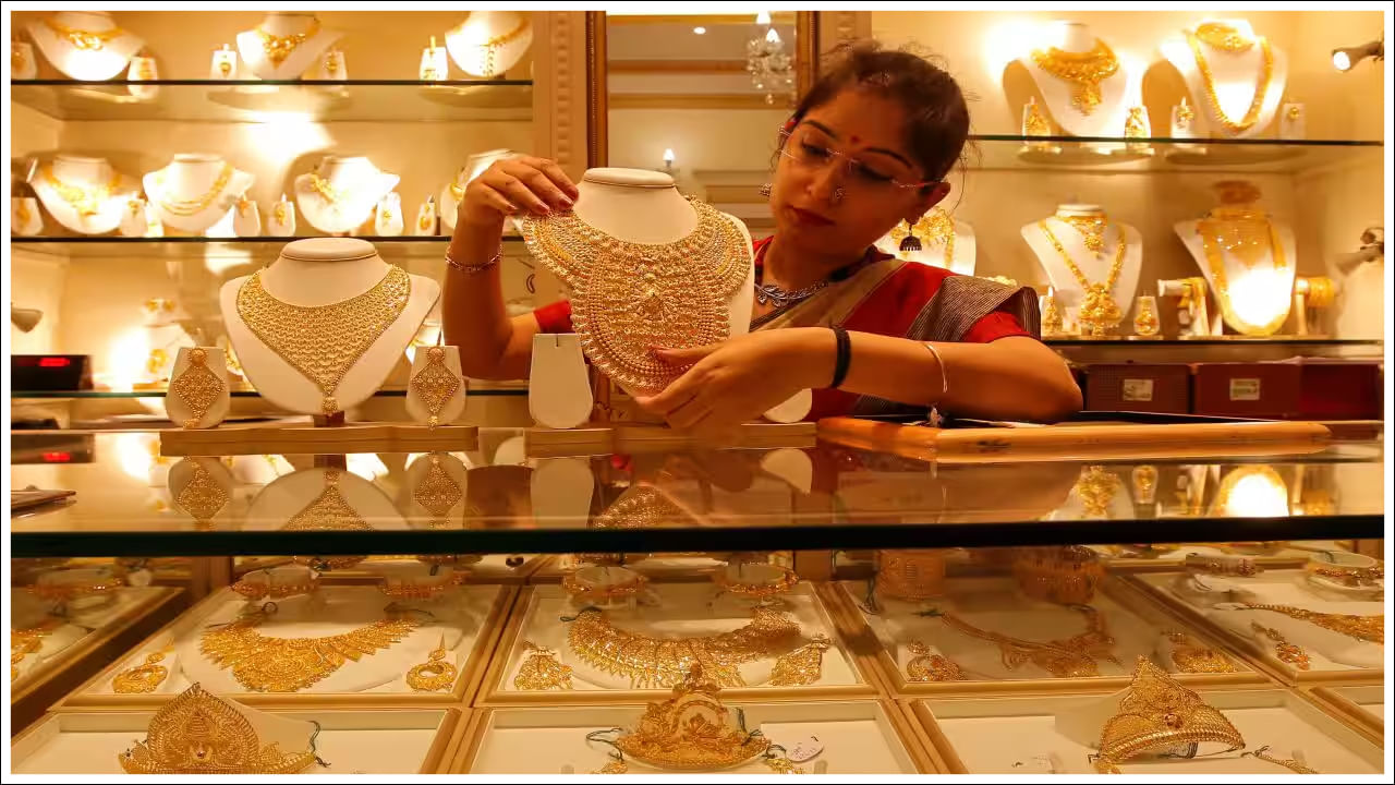 ప్రతి క్యారెట్కు వేరే హాల్మార్క్ సంఖ్య ఉంటుంది. అందుకే మీరు బంగారం కొనుగోలు చేసే ముందు వీటిని పరిగణించి అర్థం చేసుకోవాలి. హాల్ మార్క్ లేనిది బంగారు అభరణాలను కొనుగోలు చేయవద్దని బులియన్ మార్కెట్ నిపుణులు సూచిస్తున్నారు.