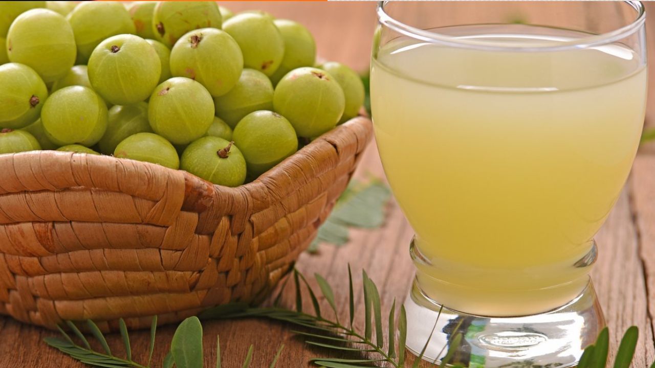 గూస్బెర్రీ జ్యూస్: గూస్బెర్రీని "సూపర్ ఫుడ్" అంటారు. ఇందులో విటమిన్ సి, పాలీఫెనాల్స్ పుష్కలంగా ఉంటాయి. ఇది కడుపులో ఆమ్ల ఉత్పత్తిని నియంత్రిస్తుంది. అలాగే పేగు పొరను రక్షిస్తుంది. ప్రతి ఉదయం కొద్దిగా గూస్బెర్రీ రసం తాగడం వల్ల మీ రోగనిరోధక శక్తి పెరుగుతుంది. రోజంతా మిమ్మల్ని ఉత్సాహంగా ఉంచుతుంది.