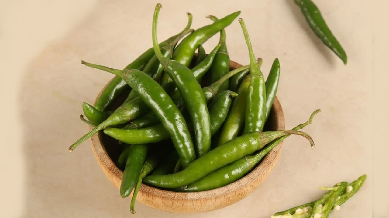 తేమ లేని కంటైనర్:  కొంతమంది పచ్చి మిరపకాయలను ఎక్కువసేపు పచ్చిగా ఉండకుండా కంటైనర్లలో నిల్వ చేస్తారు. అలా నిల్వ చేయాలనుకుంటే, నిల్వ చేయడానికి ఉపయోగించే కంటైనర్ శుభ్రంగా ఉండాలి. అది ప్లాస్టిక్ కంటైనర్ అయినా, ఎవర్‌సిల్వర్ కంటైనర్ అయినా, కంటైనర్ తేమ లేకుండా ఉండటం చాలా ముఖ్యం. మీరు దానిని ఫ్రిజ్‌లో ఉంచినా, తేమతో కూడిన కంటైనర్‌లో ఉంచితే, అది కుళ్ళిపోతుంది.