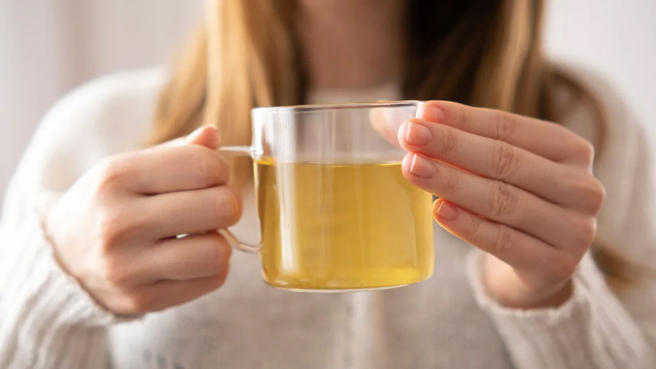 మీరు తాగే గ్రీన్‌టీలో నెయ్యి కలిపి తీసుకోవటం వల్ల కూడా మరింత మేలు చేస్తుందని నిపుణులు చెబుతున్నారు. గ్రీన్‌ టీ లోని విటమిన్లు, యాంటీ ఆక్సిడెంట్లు శరీరానికి సమర్థవంతంగా అందేందుకు నెయ్యి వీలు కల్పిస్తుంది. నెయ్యిలో ఉండే బ్యూటైరేట్‌ అనే ఫ్యాటీ యాసిడ్‌ మన జీర్ణ వ్యవస్థ పనితీరు మెరుగుపడేందుకు తోడ్పడుతుంది. ఈ రెండింటీ కలయికతో బరువు తగ్గే ప్రయాణం వేగవంతం అవుతుంని నిపుణులు చెబుతున్నారు. 