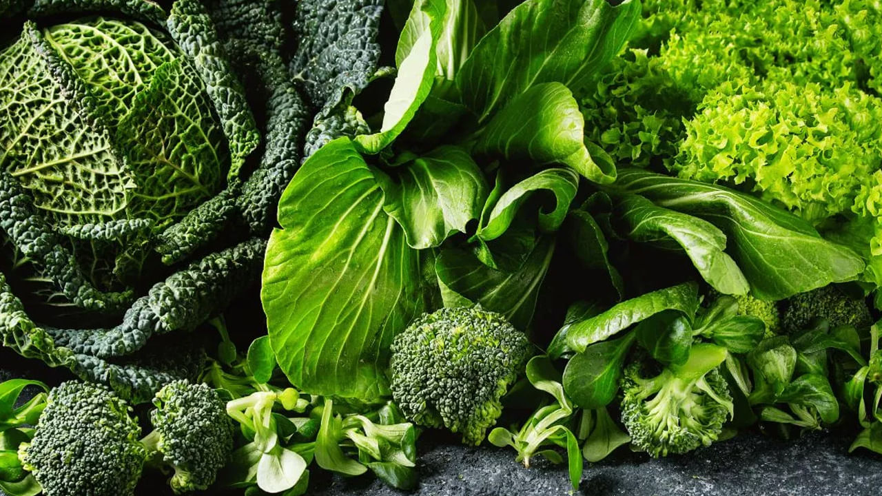 ఆకుపచ్చ కూరగాయలు: పాలకూర, మెంతులు, బ్రోకలీ వంటి ఆకుపచ్చ కూరగాయలు గుండె ఆరోగ్యానికి దివ్యౌషదం వంటివి. వాటిలో విటమిన్లు, ఖనిజాలు, యాంటీఆక్సిడెంట్లు పుష్కలంగా ఉంటాయి, ఇవి ధమనులను ఆరోగ్యంగా ఉంచుతాయి. ఈ కూరగాయలు రక్తపోటును కూడా నియంత్రిస్తాయి. అలాగే గుండెపోటు ప్రమాదాన్ని తగ్గిస్తాయి.