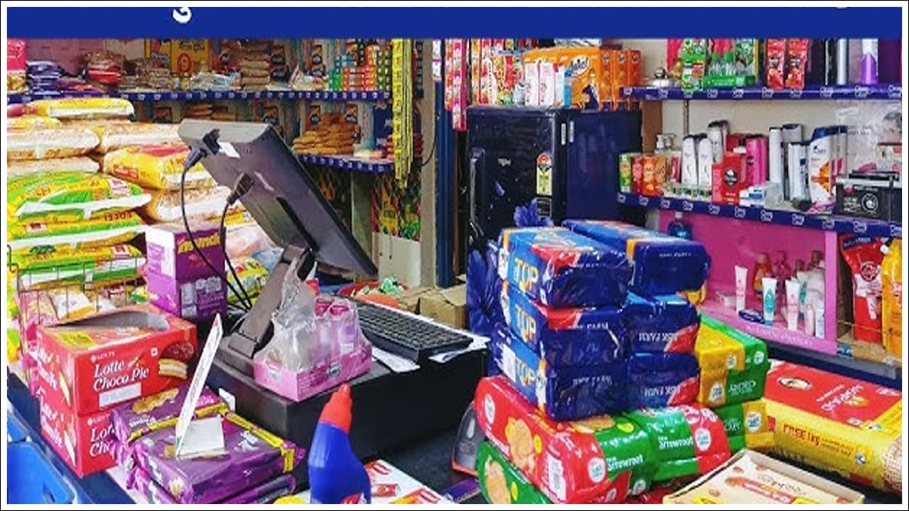 జీఎస్టీ చాలా తగ్గించింది: సెప్టెంబర్ 22 నుండి జీఎస్టీ సంస్కరణల ప్రకారం, వస్తువులు, సేవల పన్ను (GST) 5, 18 శాతం నాలుగు స్లాబ్లను భర్తీ చేస్తూ రెండు స్లాబ్లలో అమలు చేస్తారు. లగ్జరీ వస్తువులకు 40 శాతం ప్రత్యేక రేటు నిర్ణయించారు. గతంలో జీఎస్టీ 5, 12, 18, 28 శాతం రేట్లతో విధించారు. జీఎస్టీ రేట్ల తగ్గింపు టూత్పేస్ట్, షాంపూ నుండి కార్, టెలివిజన్ సెట్ల వరకు 375 వస్తువుల ధరలను తగ్గించింది.