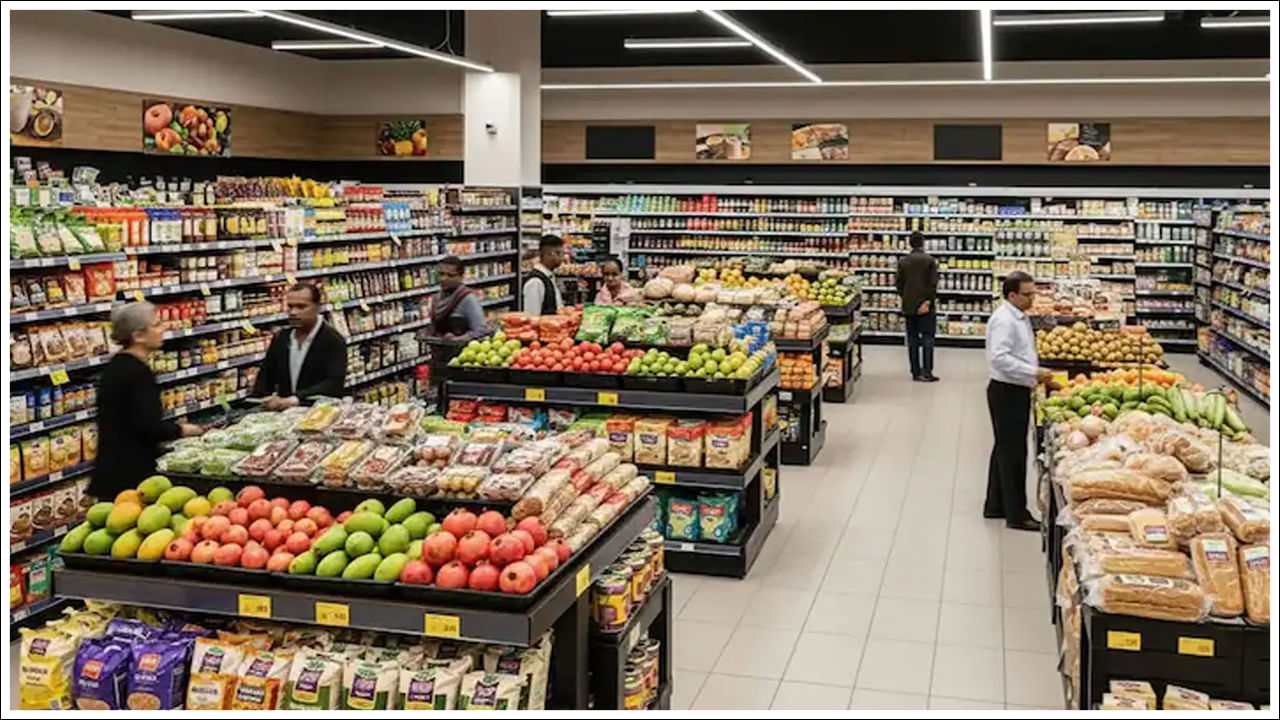 ఇవి చౌకగా..: GST రేటు తగ్గింపుకు ముందు, తరువాత నిత్యావసర వస్తువులపై జీఎస్టీ రేట్లను పర్యవేక్షించే ప్రభుత్వ డేటా ప్రకారం, వివిధ రంగాలు నివేదించిన సగటు ధరల ఆధారంగా ఆహార వస్తువుల ధర ఊహించిన దానికంటే ఎక్కువగా తగ్గింది. వీటిలో డ్రైఫ్రూట్స్, చీజ్, కండెన్స్డ్ మిల్క్, జామ్, టొమాటో కెచప్, సోయా మిల్క్ డ్రింక్స్, 20-లీటర్ తాగునీటి బాటిళ్లు ఉన్నాయి. ఈ వస్తువులన్నింటిపై జీఎస్టీ సెప్టెంబర్ 22 నుండి 12 శాతం నుండి 5 శాతానికి తగ్గింది. అయితే వెన్న విషయంలో మరింత ధర తగ్గింపుకు అవకాశం ఉంది.