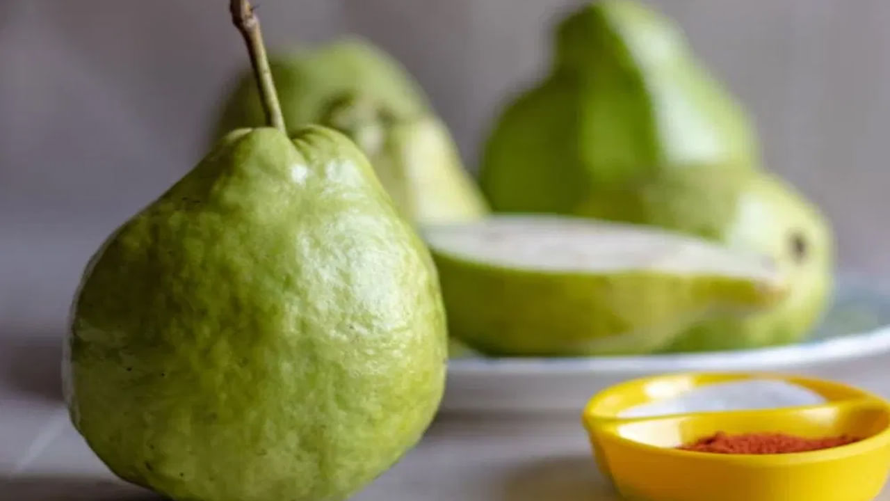 జామపండ్లు ఆరోగ్య ప్రయోజనాలను కలిగి ఉన్నప్పటికీ.. ఇవి కొంతమందికి మేలు కంటే ఎక్కువ హాని కలిగిస్తాయి. కాబట్టి ఇలాంటి వారు జామపండ్లు తినకపోవడమే మంచిది. ముఖ్యంగా అలెర్జీ ఉన్నవారు ఈ పండు తినకూడదు. జామపండు తినడం వల్ల కొంతమందిలో చర్మంపై దద్దుర్లు, దురద, వాపు, శ్వాస తీసుకోవడంలో ఇబ్బంది వంటి అలెర్జీ లక్షణాలు సంభవించవచ్చు. ఇలాంటి వారు అస్సలు తినకూడదు.