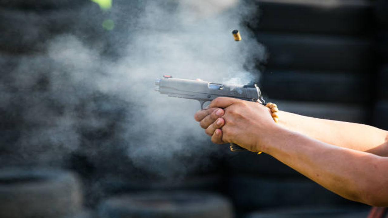 Telangana: మేడ్చల్లో కాల్పుల కలకలం..