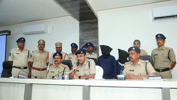 Andhra: రోజంతా బైక్పై తిరుగుతున్న భార్యాభర్తలు.. కట్ చేస్తే.. అసలు విషయం స్టేషన్లో తేలింది