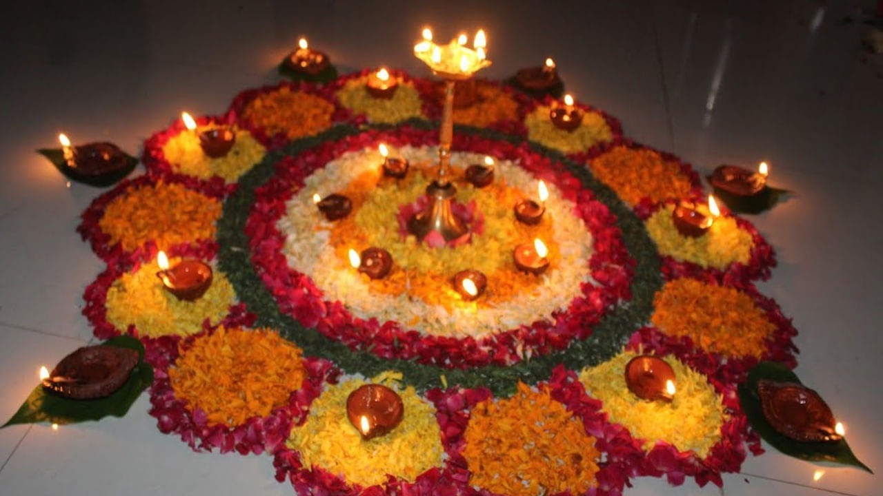 ఇంటి ప్రవేశ ద్వారం దగ్గర ముగ్గుని డిజైన్ గా వేయవచ్చు. ఇటువంటి ముగ్గులో రంగులకు బదులుగా తాజా పూల రేకులను ఉపయోగించవచ్చు. బంతి పువ్వులు, గులాబీలు, మల్లె వంటి పువ్వులతో పూల రంగోలి డిజైన్లకు ప్రసిద్ధ ఎంపికలు. పువ్వుల ప్రకాశవంతమైన రంగులు దీపావళి వేడుకను సంతోషంగా, ఉత్సాహంగా చేస్తాయి. 
