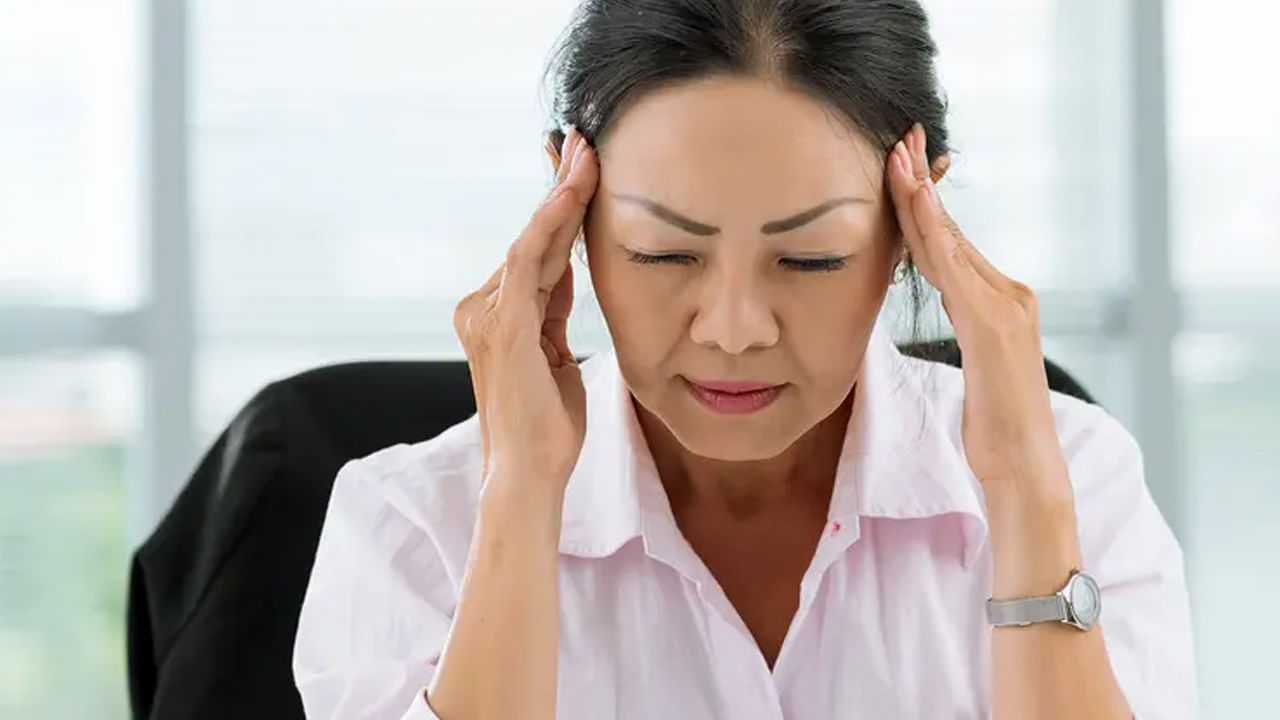 మైగ్రేన్లు జన్యుపరమైనవి. కుటుంబంలో ఎవరైనా ఉన్నట్లయితే ఈ వ్యాధి జన్యుపరంగా సంక్రమిస్తుంది. మెదడులోని 'ట్రైజెమినల్ నర్వ్' ఉత్తేజితం అయినప్పుడు ఈ నొప్పి వస్తుంది. అలాగే 'సెరోటోనిన్' అనే రసాయనం సమతుల్యత దెబ్బతిన్నా కూడా ఈ నొప్పి వచ్చే అవకాశం ఎక్కువ.