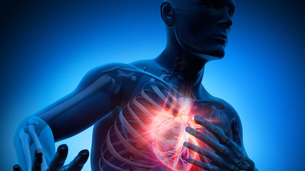 Watch: స్కూటీ నడుపుతుండగా గుండెపోటు.. నడిరోడ్డుపై కుప్పకూలి ఉద్యోగి మృతి