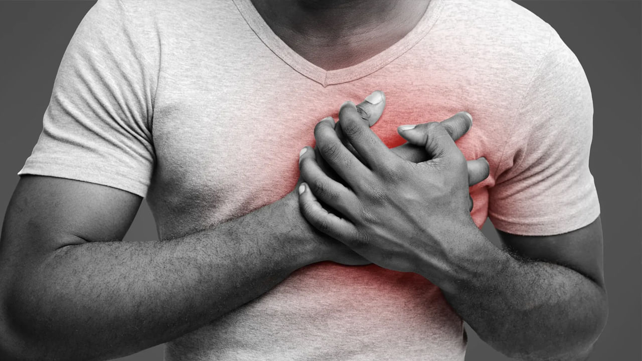 ఉదయం నిద్ర నుంచి మేల్కొన్న తర్వాత శరీరంలో కార్టిసాల్ పెరుగుతుందంట. ప్లేట్ లేట్స్ అంటుకోవడమే కాకుండా, రక్తపోటు పెరుగుతుందంటున్నారు నిపుణులు.  ముఖ్యంగా నిద్ర నుంచి లేచిన 100 సెకన్లలో కార్డియాక్ అరెస్ట్ ప్రమాదం చాలా ఎక్కువగా ఉన్నదంట. అందుకే ఈ సమయంలో ఆరోగ్యవిషయంలో చాలా జాగ్రత్తలు తీసుకోవాలంట.