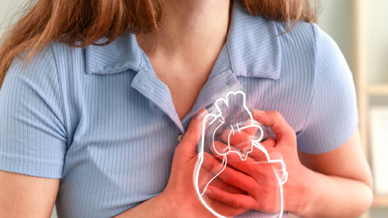 ఎప్పుడూ కూడా ఉదయం లేచిన వెంటనే ఖాళీ కడుపుతో కాఫీ తాగకూడదంట. అంతే కాకుండా, లేచిన వెంటనే ట్యాబ్ లేట్స్ వేసుకోవడం కూడా ప్రమాదకరమే అంటున్నారు నిపుణులు. కొందరు ఉదయం లేచిన వెంటనే వర్క్ స్టార్ట్ చేస్తుంటారు, ఇది కూడా మంచిది కాదంట. లేచిన వెంటనే ముందుగా నీళ్లు తాగాలంట.  తర్వాత  ఐదు నిమిషాలు నడవడం మంచిదని చెబుతున్నారు ఆరోగ్య నిపుణులు.